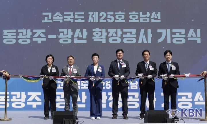 22일 국립광주박물관에서 열린 동광주-광산 확장공사 기공식에서 왼쪽부터 신수정 광주광역시의회 의장, 강기정 광주광역시장, 전진숙, 정준호 더불어민주당 국회의원, 함진규 한국도로공사 사장, 윤한수 한국도로공사 건설본부장이 기념촬영을 하고 있다.