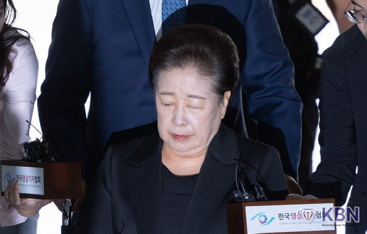 청탁금지법과 정치자금법 위반 등 혐의를 받는 한학자 통일교 총재가 22일 오후 서울 서초구 서울중앙지방법원에서 열린 영장실질심사(구속 전 피의자 심문)에 출석하고 있다.
