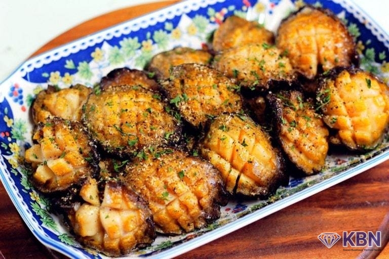 전복 버터구이는 소비자들의 입맛을 돋구우며 가을철 보양식으로도 유명하다
