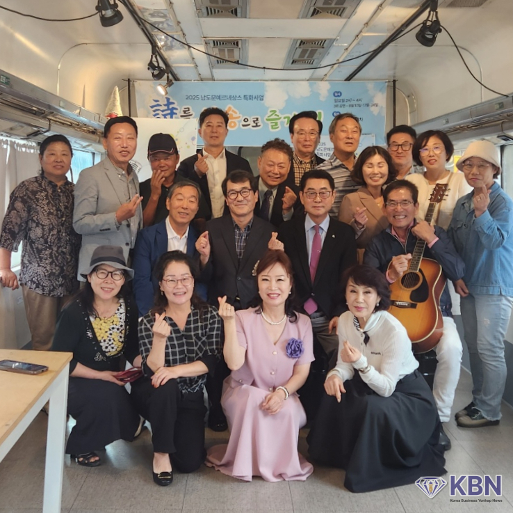 매월 넷째 주 일요일 정기 공연이 열리는 전남 목포시의 동목포역 ‘낭만열차에서 시인을 만나다‘ 출연진 기념촬영 ©