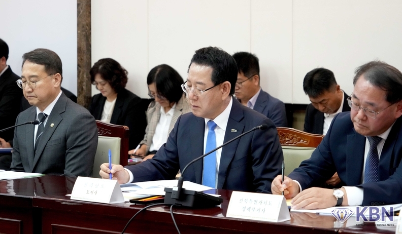 김영록 전라남도지사가 1일 오후 김민석 국무총리(위원장)를 비롯한 관계 장관, 지자체, 위촉위원들이 참석한 가운데 정부서울청사에서 열린 ‘제1차 국가기간 전력망 확충 위원회’에서 모두발언을 경청하고 있다.