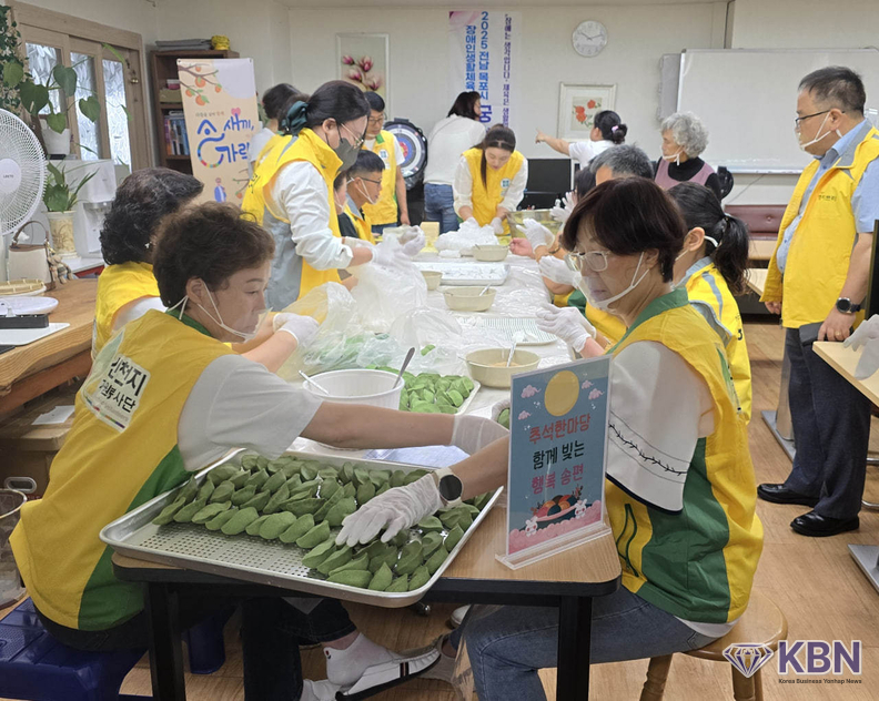 지난 2일 한국장애인정보화협회 목포지회(이하 협회) 사무실에서 송편 빚기 행사를 갖고 장애우들과 한가위 따뜻한 情을 나누는 시간을 가진 신천지자원봉사단 목포지부 (사진=신천지자원봉사단 목포지부 )