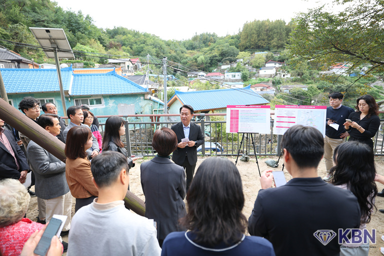 이성헌 서대문구청장 홍제동 개미마을에서 ‘개미마을 일대 신속통합기획 재개발사업’을 브리핑 (사진=서대문구청 제공)