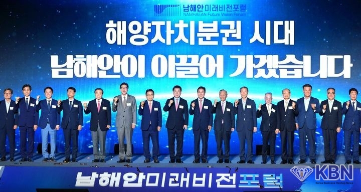 김영록 전남지사가 20일 부산 벡스코 컨벤션홀에서 열린 2025 남해안 미래비전 포럼에 참석, 박형준 부산시장·박완수 경남도지사 등 주요 내·외빈과 기념촬영을 하고 있다. (사진 = 전남도 제공)