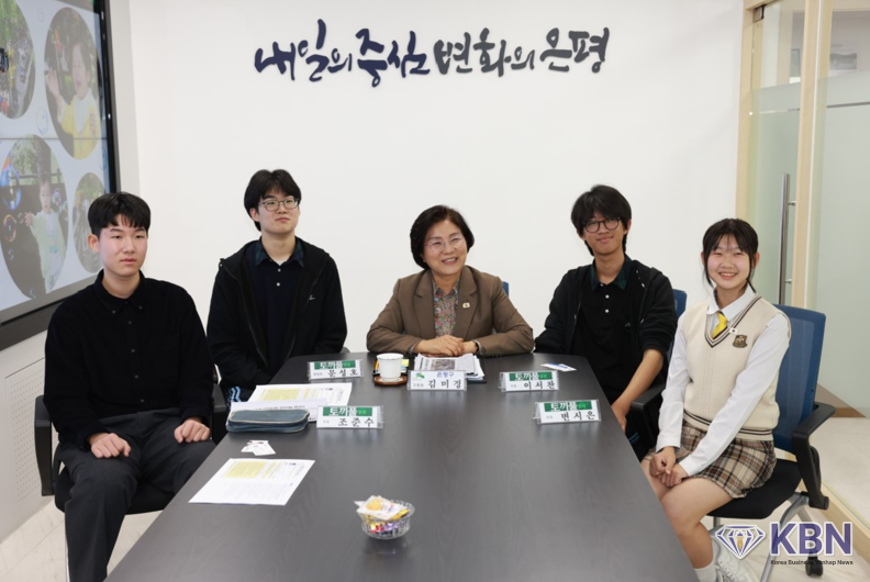‘토끼풀’ 기자단과 김미경 은평구청장의 인터뷰 모습(왼쪽부터 조준수, 문성호, 김미경 구청장, 이서찬, 변시은) (사진=은평구청 제공)