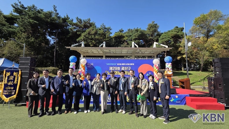 행사에 참석한 광주광역시 의회 의원들과 광산구의회 의원들과 기념촬영