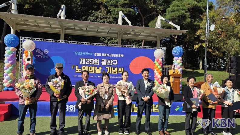 광주 광산구 노인회 소속회원들 민형배 국회의원과 박균택 국회의원 수상자들과 기념촬영