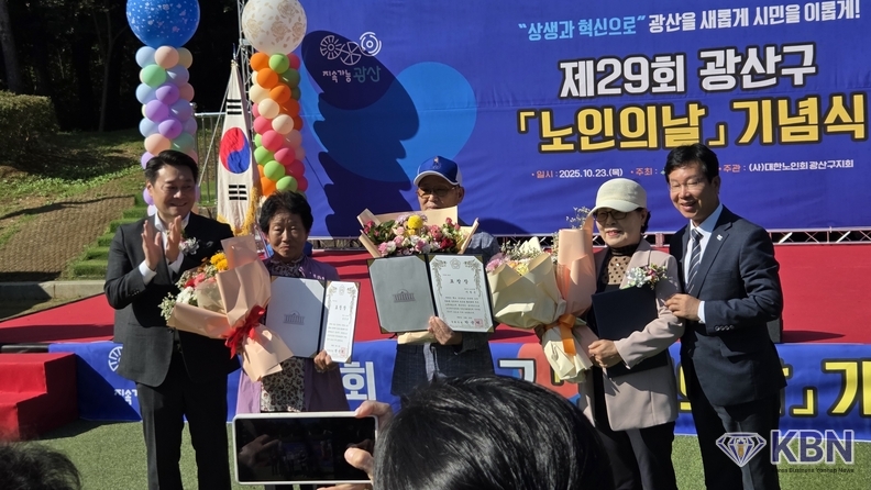 박균택 국회의원상 수상자들 박병규 청장과 기념촬영