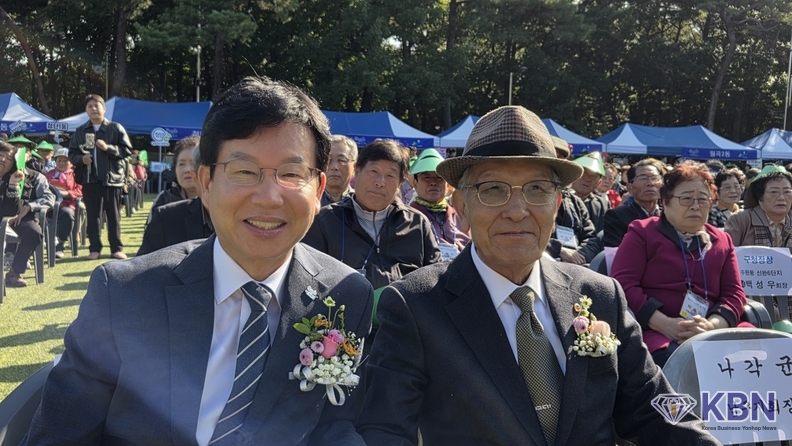 좌측-광주광역시 광산구청 박병규 청장, 우측-광산구 노인회 유한봉 지회장