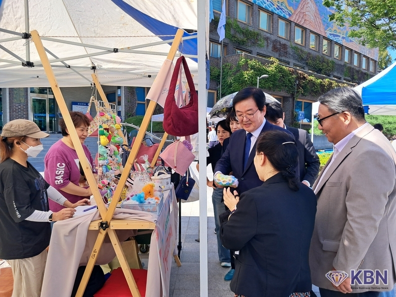 지난 9월 북구청에서 열린 ‘소소마켓’ 행사장에서 문인 구청장이 상인들을 격려하고 있다.