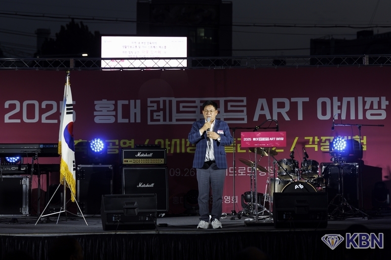 ‘ART 야시장’, 축제장에서 박강수 마포구청장이 인삿말을 하고 있다.