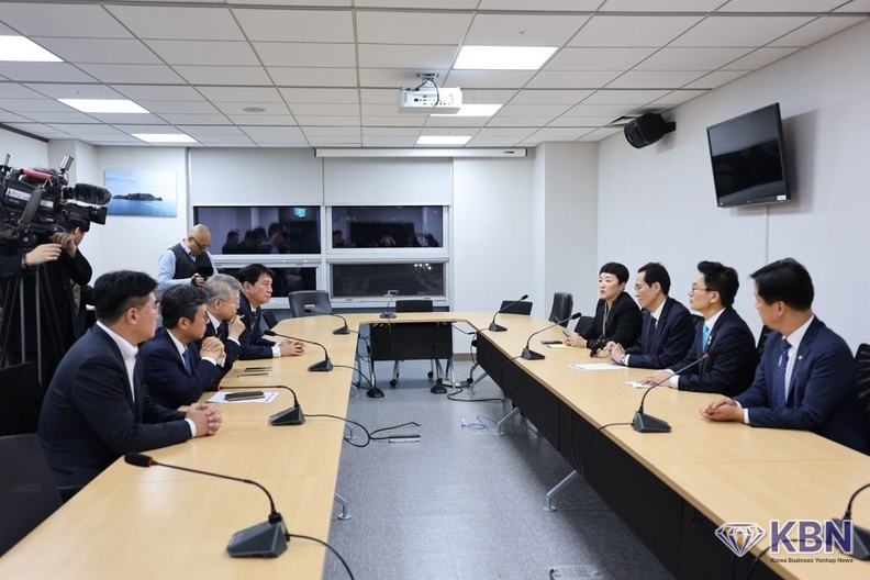 우상호 이재명대통령 정무수석과 광주지역 국회의원들이 23일 오후 6시30분 의원회관에서 국가AI컴퓨팅센터 광주유치 불발에 관한 긴급 간담회를 가졌다.