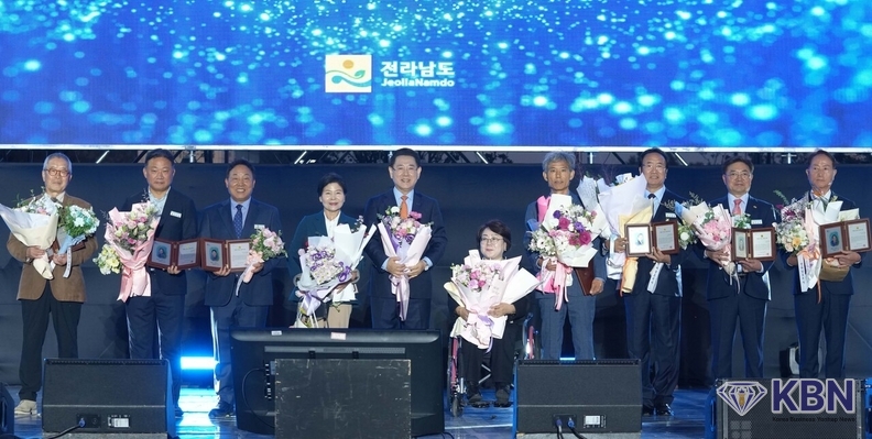 도청사 이전 20주년을 맞아 OK도민광장에서 도민과 향우, 많은 관광객의 성원 속에 제29회 전남도 도민의 날 기념행사를 열어다