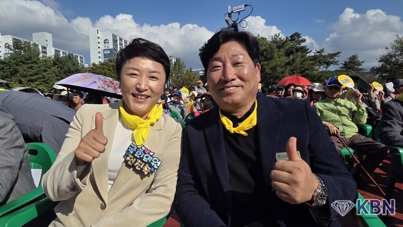 좌측-더불어민주당 광주 북구 을 전진숙 국회의원, 우측-광주 북구 일곡동 골목형 상점가 나성진 회장과 기념촬영
