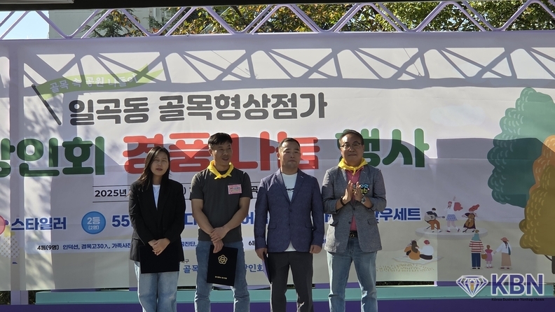 광주 북구의회 의장상 수상자들과 기념촬영-우측-광주 북구희회 김형수 의원과 기념촬영