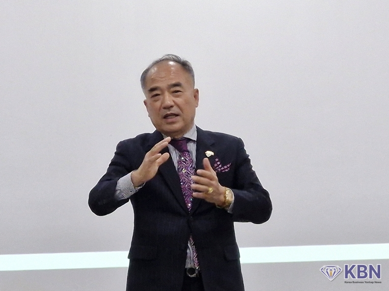 KBN 한국벤처연합뉴스 구일암 발행인  전국총괄본부 소속 지사장들에게 태양광발전 시설의 필요성에 대해 설명