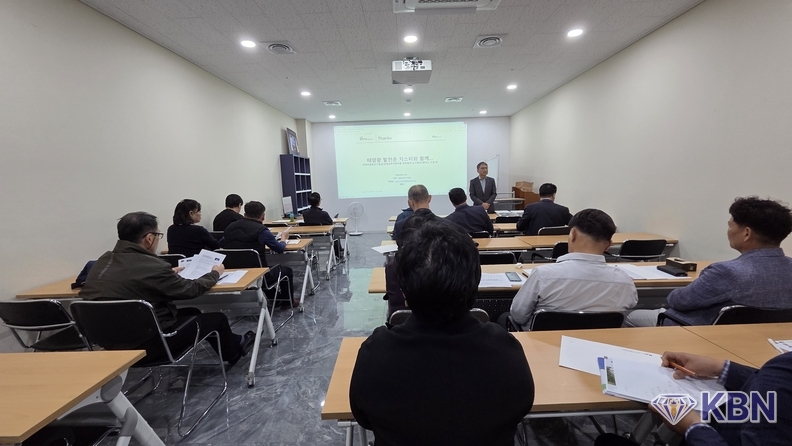 전국총괄본부 소속 지사장들에게 태양광발전 시설사업에 대해 설명하고 있는 지스타모빌리티(주) 김종필 회장