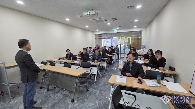지스타모빌리티(주) 김종필 회장 전국총괄본부  지사장들에게 태양광발전 시설에 대해 사업설명