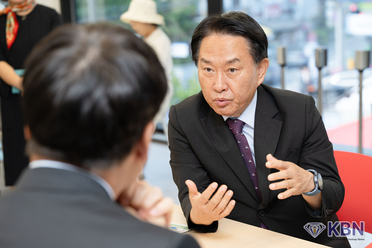 이성헌 서대문구청장이 아동친화도시 추진과 관련한 의견을 나누고 있다. (사진=서대문구청 제공)