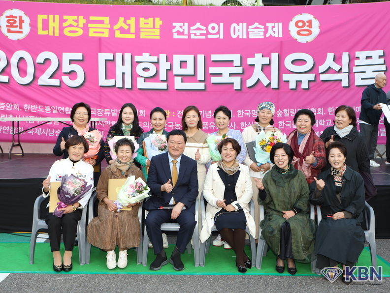 수상자들과 기념촬영