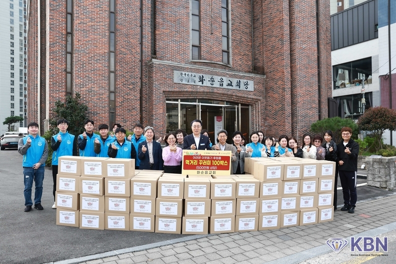 화순읍교회(담임목사 주승민) 먹거리꾸러미 100세트 기탁식 (사진 중앙 구복규 군수. 우측  주승민 담임목사 )