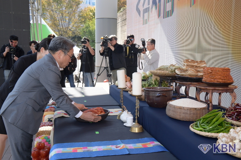 ‘제32회 광주김치축제’ 개막식에서 강기정 시장이 고사용 김치를 제단에 올려놓고 있다.
