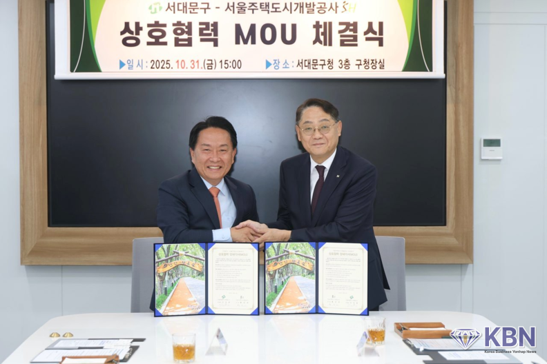 이성헌 서대문구청장(왼쪽)과 황상하 서울주택도시개발공사 사장이 상호협력 양해각서(MOU) 체결 후 악수 (사진=서대문구청 제공)