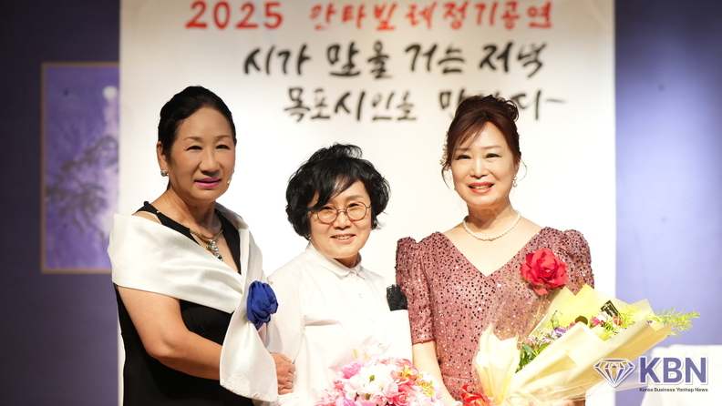 칸타빌레 시낭송협회 주봉길회장(사진 우측)과 김현숙 시낭송인(중앙)