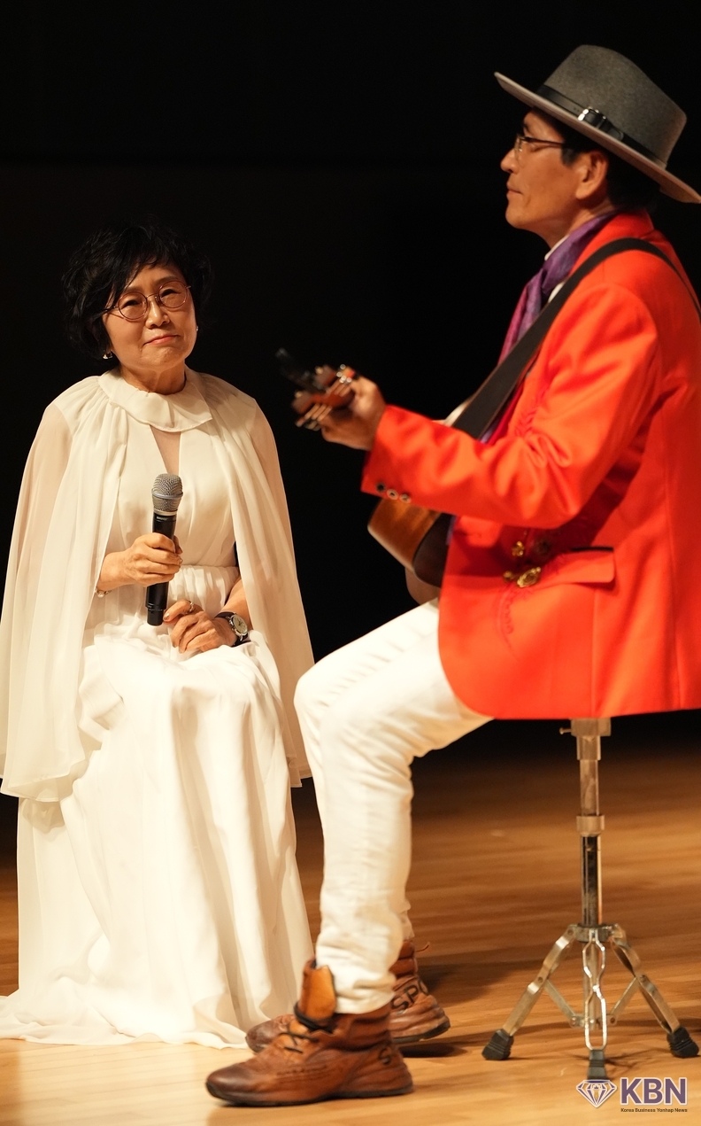 통키타 연주자 김원석의 기타 선율과 버무려진 김현숙의 시낭송 무대