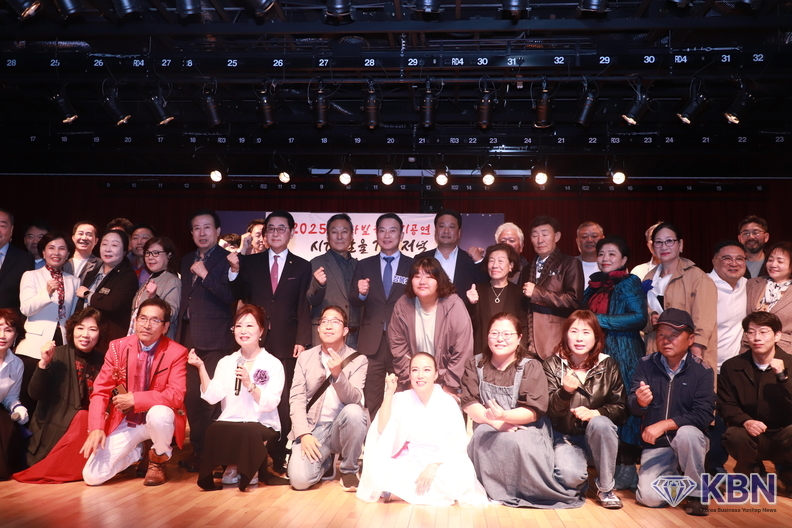 지난 10월 30일 밤 7시 목포 유달예술타운에서 열린 ‘목포 칸타빌레 시낭송협회’ 정기공연에 참여한 회원들의 기념촬영