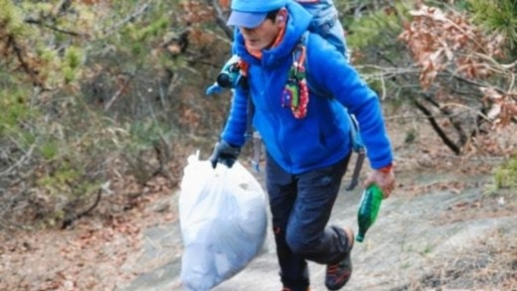 관악산의 ‘푸른 수호자’... 쓰레기를 줍는 어느 등산객의 모습