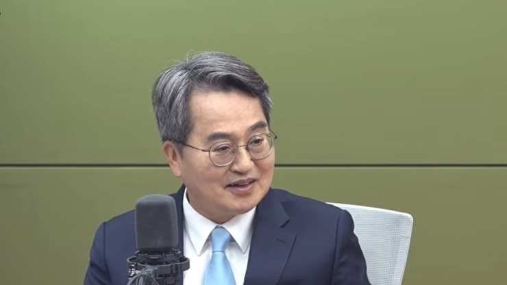 김동연 5개월 3,200km 달렸다 6,400명 만남 70 이상 민원 해결 했다.