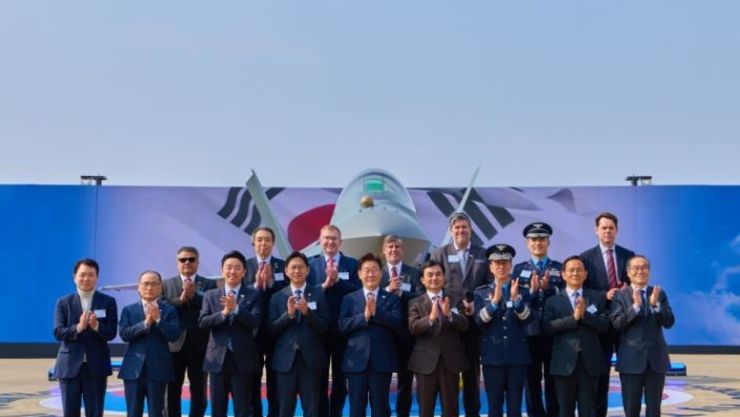 이 대통령 "KF-21, 자주국방 위용 떨쳐…방산 4대 강국 도약 발판"