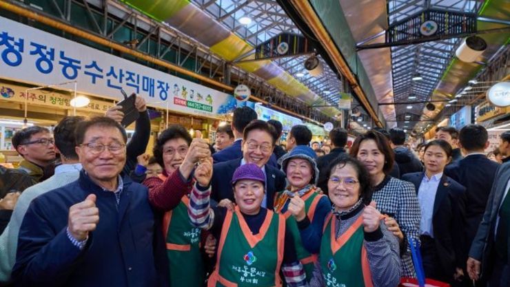 이재명 대통령 부부, 제주 동문시장 방문