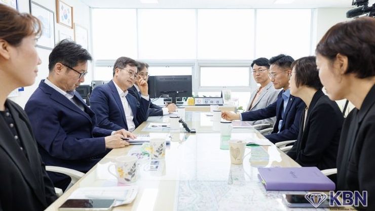 김동연 경기도지사, 고유가 피해지원금 현장 방문. 담당 직원 등 격려