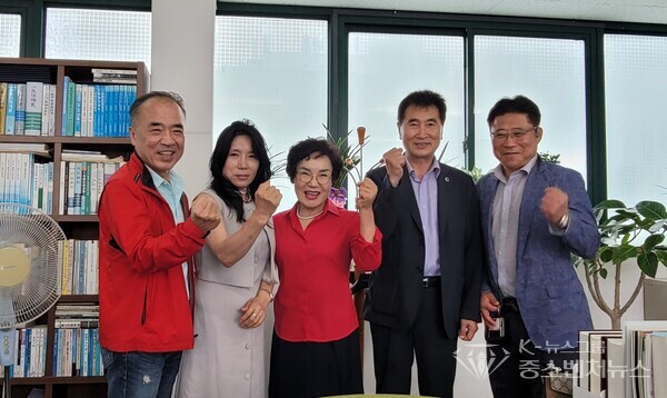 좌측-본 언론사 구일암 발행인, 2번째-유봉순 작가, 중앙-사)행복문화재단 이경영 이사장, 우측2번째-정해영 대표행정사, 우측-빛고을 손해사정인 김용인 대표 좌측-본 언론사 구일암 발행인, 2번째-유봉순 작가, 중앙-사)행복문화재단 이경영 이사장, 우측2번째-정해영 대표행정사, 우측-빛고을 손해사정인 김용인 대표