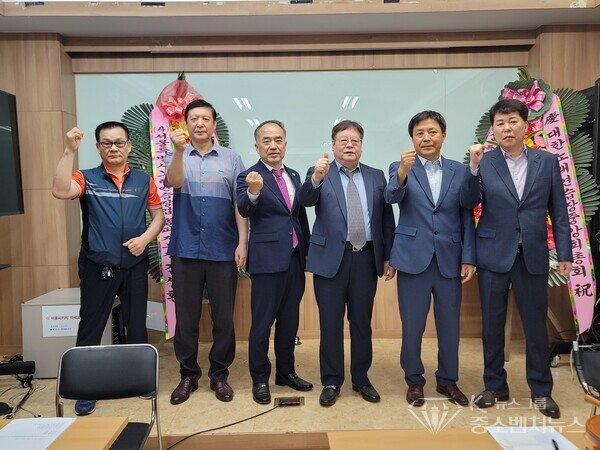 [좌측-감사 최현조, 김성환 이사, 구일암 이사, 하필수 신임중앙회장, 이철근 이사, 이상모 이사]