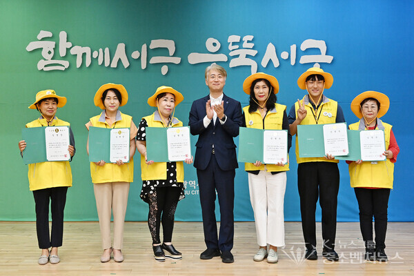 [중앙-광주광역시 서구청장 김이강과 돌봄지원군 기념촬영]