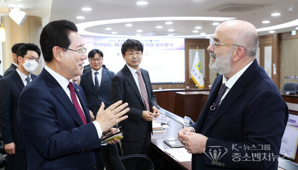 전남 화순이 세계보건기구(WHO) ‘글로벌 바이오 캠퍼스’에 선정됐다. 김영록 전라남도지사가 지난 2월 28일 도청 서재필실에서 글로벌 바이오 캠퍼스 전남 유치를 위한 업무협약에 앞서 페레티 마우리치오(Ferrtti Maurizio) 이마 아시아 총괄대표와 인사하는 모습. 전남 화순이 세계보건기구(WHO) ‘글로벌 바이오 캠퍼스’에 선정됐다. 김영록 전라남도지사가 지난 2월 28일 도청 서재필실에서 글로벌 바이오 캠퍼스 전남 유치를 위한 업무협약에 앞서 페레티 마우리치오(Ferrtti Maurizio) 이마 아시아 총괄대표와 인사하는 모습.