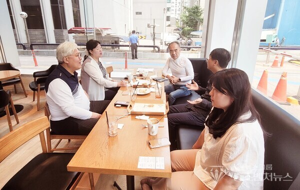[사)대한스포츠홀덤협회 김지운 회장과 본 언론사 구일암 발행인과 언론사 관계자들 인터뷰 현장]