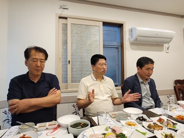 중앙-광주 동구 충장수요카페지기 오방용 회장 운영위원들에게 인사말씀 중앙-광주 동구 충장수요카페지기 오방용 회장 운영위원들에게 인사말씀