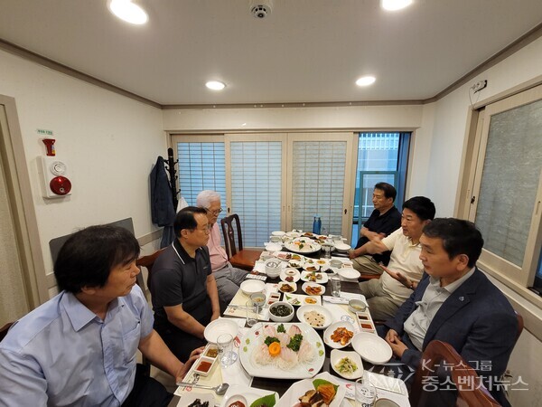 좌측-광주 동구 충장수요카페지기 오방용 회장과 김병철 동장을 비롯한 운영위원들과 진지한 회의모습 좌측-광주 동구 충장수요카페지기 오방용 회장과 김병철 동장을 비롯한 운영위원들과 진지한 회의모습
