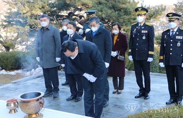 6.25참전기념탑을 참배하고 있는 윤병태 나주시장 6.25참전기념탑을 참배하고 있는 윤병태 나주시장