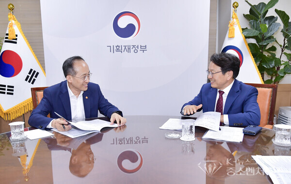 [좌측- 추경호 기획재정부장관, 우측-광주광역시 강기정 시장]