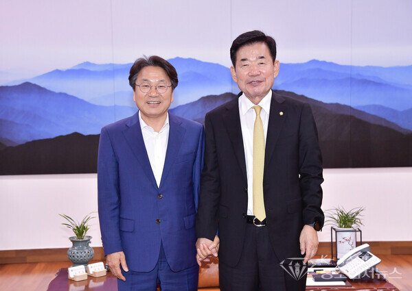[좌측- 광주광역시 강기정 시장, 우측-김진표 국회의장]