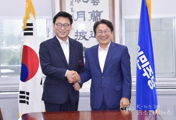 [좌측- 더불어민주당 박광온 원내대표, 우측-광주광역시 강기정 시장]