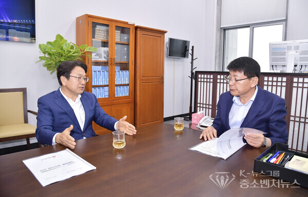 [좌측- 광주광역시 강기정 시장, 우측-서삼석 예산결산특별위원장]
