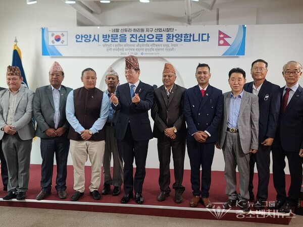 [네팔 시찰단과 경기도 안양시 최대호 시장, 글로벌대학의 정창덕총장과 기념촬영]