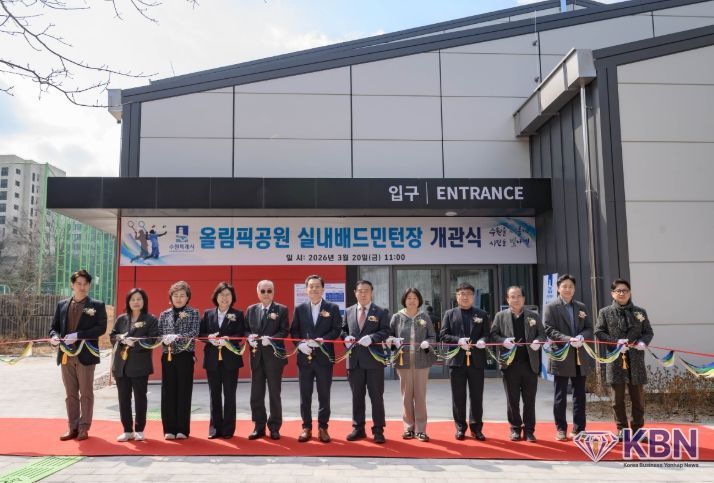 이재준 수원시장(왼쪽 6번째부터), 이재식 수원시의회 의장 등 참석자들이 개관식에서 테이프를 자르고 있다.