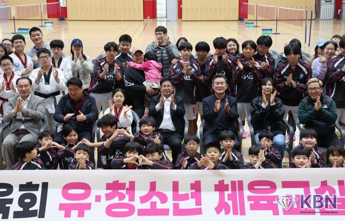 3월 28일 마포구민체육센터에서 열린 유·청소년 체육교실 통합 결단식에서 박강수 마포구청장이 참가 청소년 및 학부모들과 함께 기념촬영을 하고 있다.